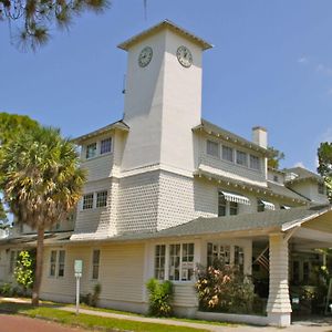 Peninsula Bed & Cocktails